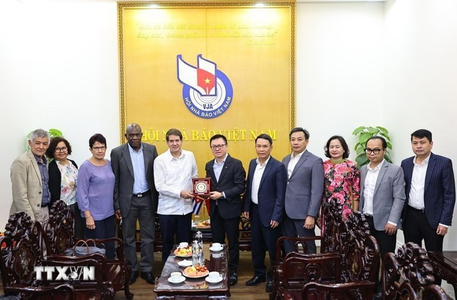 doan-hang-thong-tan-prensa-latina-cuba-lam-viec-voi-hoi-nha-bao-viet-nam-3.jpg