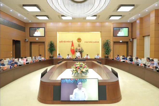 El presidente de la Asamblea Nacional, Tran Thanh Man, preside una reunión entre el Buró Ejecutivo del Comité del Partido del Parlamento y los jefes de los grupos partidarios que supervisan las delegaciones de diputados de provincias y ciudades bajo administración central, previo al décimo de sesiones de la XV Legislatura. (Foto: VNA) toan-canh.jpg