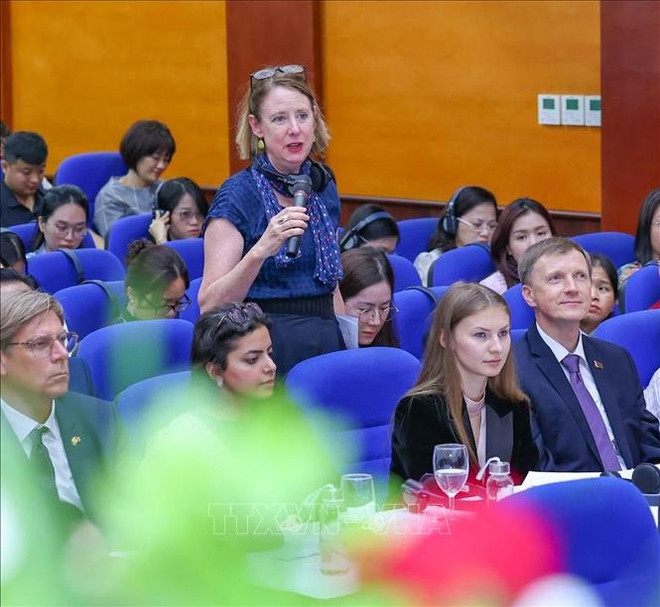 Reporteros extranjeros en la rueda de prensa en Hanoi. (Foto: VNA) uuid55c89b10-b7dd-4017-b4de-a65da495c873code001library1type1mode1loctruecaptrue.jpg