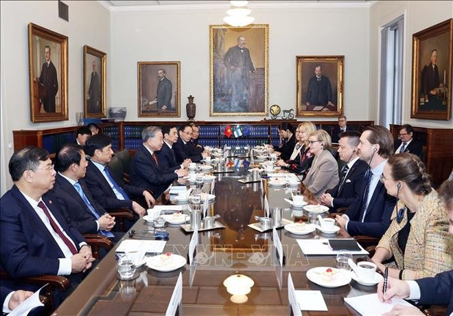 El secretario general To Lam y la vicepresidenta parlamentaria finlandesa Paula Risikko en la reunión en Helsinki. (Foto: VNA) tbt2.jpg