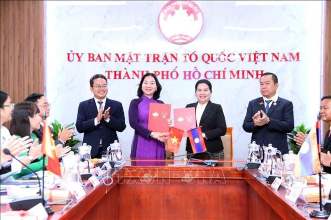 El Frente de la Patria de Vietnam en Ciudad Ho Chi Minh firma memorandos con sus contrapartes laosianas para impulsar intercambios pueblo a pueblo y becas educativas. (Foto: VNA) vna-potal-tp-ho-chi-minh-va-cac-dia-phuong-cua-lao-phoi-hop-cong-tac-mat-tran-stand-1.jpg