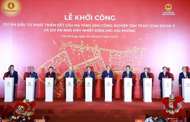 El primer ministro de Vietnam, Pham Minh Chinh, preside la ceremonia de inicio de dos grandes proyectos: la Zona Industrial Tan Trao y la central térmica de gas natural licuado (GNL) de Hai Phong, con una inversión combinada de unos siete mil millones de dólares. (Foto: VNA) vna-potal-thu-tuong-du-le-khoi-cong-du-an-ket-cau-ha-tang-khu-cong-nghiep-tan-trao-hai-phong-8299236.jpg