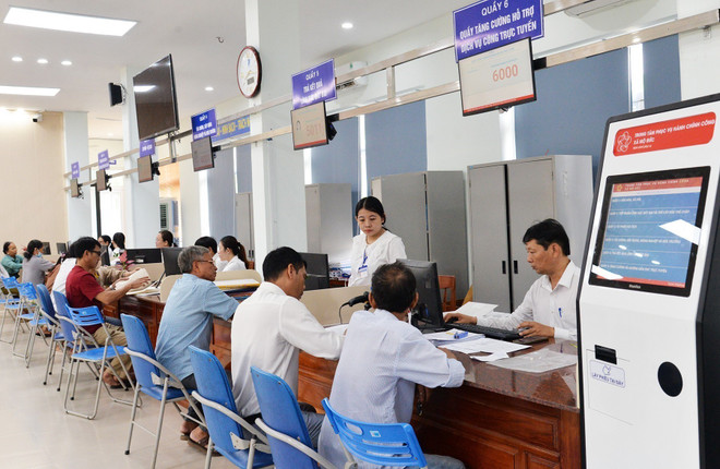 El Centro de Servicios Públicos de la comuna de Mo Duc, Quang Ngai, procesa documentos para decenas de ciudadanos cada día. (Foto: VNA) vna-potal-quang-ngai-tinh-gon-bo-may-hieu-qua-phuc-vu-nhan-dan-8291881.jpg
