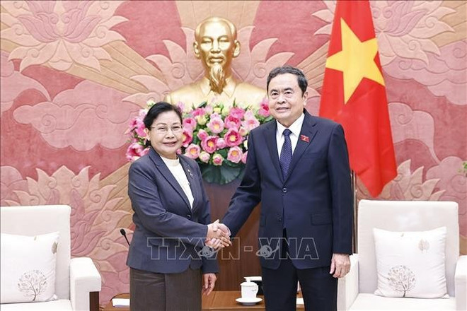 El presidente de la Asamblea Nacional de Vietnam, Tran Thanh Man, recibe al titular del Tribunal Supremo Popular de Laos, Viengthong Siphandon. (Foto: VNA) tran-thanh-man2.jpg