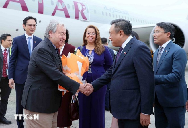 El secretario general de la Organización de las Naciones Unidas (ONU), António Guterres, llega a Hanoi para comenzar su visita oficial a Vietnam y participar en la ceremonia de firma de la Convención de Hanoi. (Foto: VNA) 2410-tong-thu-ky-lhq-viet-nam-2.jpg