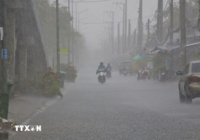 El impacto combinado del tifón y un frente de aire frío provocará lluvias torrenciales. Foto de ilustración. (Foto: VNA) mua-dong-2208.jpg