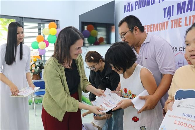 Este proyecto se llevó a cabo mediante la renovación del Hogar de Protección Hoa Hong, con el financiamiento de la organización Enfants d’Asie (EA) vna-potal-tp-ho-chi-minh-ra-mat-van-phong-tu-van-va-cung-cap-dich-vu-cho-tre-em-8317118.jpg