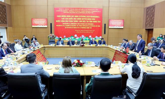 Presidente del Parlamento cubano,Esteban Lazo Hernández, visita provincia norvietnamita de Hung Yen. (Foto: VNA) vna-potal-chu-tich-quoc-hoi-cuba-tham-lam-viec-tai-hung-yen-8316666.jpg