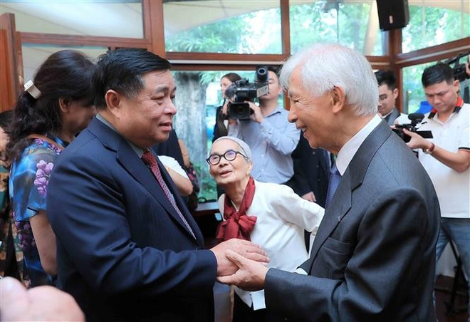 El viceprimer ministro Nguyen Chi Dung felicita a los profesores Jean Tran Thanh Van y Le Kim Ngoc en la ceremonia. (Foto: VNA) vna-potal-le-trao-tang-huan-chuong-bac-dau-boi-tinh-bac-si-quan-cho-hai-nha-khoa-hoc-nguoi-phap-goc-viet-8315693.jpg