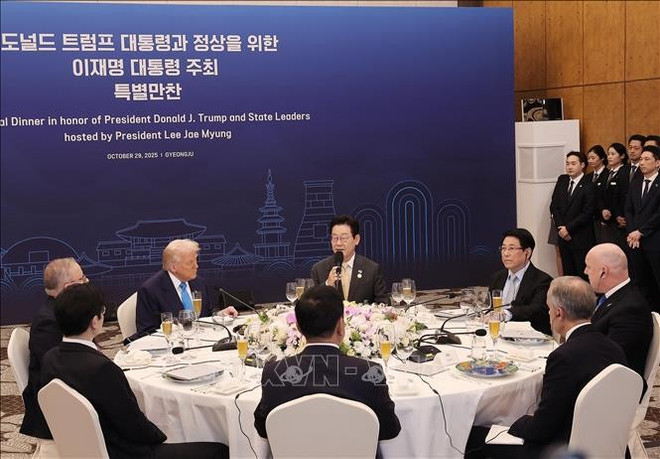 El presidente de Vietnam, Luong Cuong, y su homólogo del Corea del Sur, Lee Jae Myung, en la cena oficial en Semana de Alto Nivel del APEC. (Foto: VNA) tiec-toi.jpg