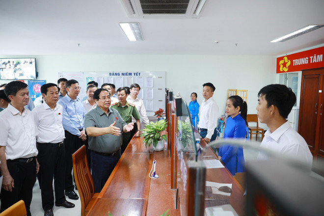 El primer ministro de Vietnam, Pham Minh Chinh, inspecciona el Centro de Administración Pública de la comuna de Hung Phu. (Foto: VNA) vna-potal-thu-tuong-kiem-tra-hoat-dong-trung-tam-phuc-vu-hanh-chinh-cong-o-can-tho-8348062.jpg