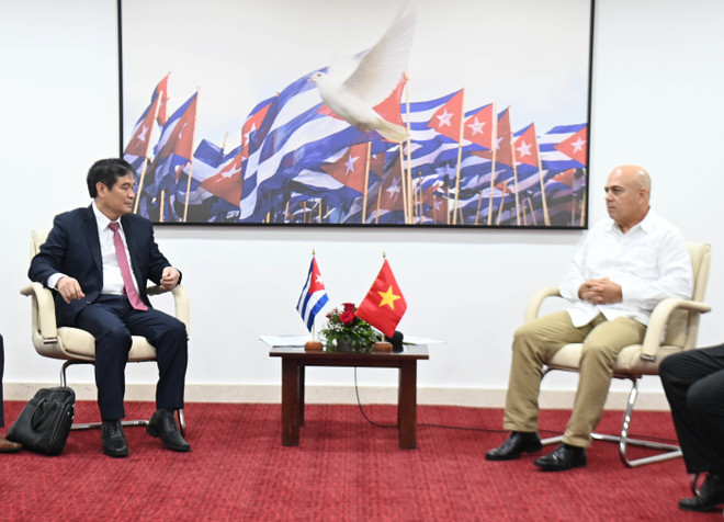 El subjefe de la Comisión de Propaganda y Movilización de Masas Phan Xuan Thuy y el miembro del Buró Político y secretario de Organización del Comité Central del Partido Comunista de Cuba, Roberto Morales Ojeda. (Foto: VNA) vna-potal-cac-dang-cong-san-danh-gia-cao-ly-luan-cach-mang-gan-lien-voi-thuc-te-phat-trien-cua-viet-nam-8347959.jpg
