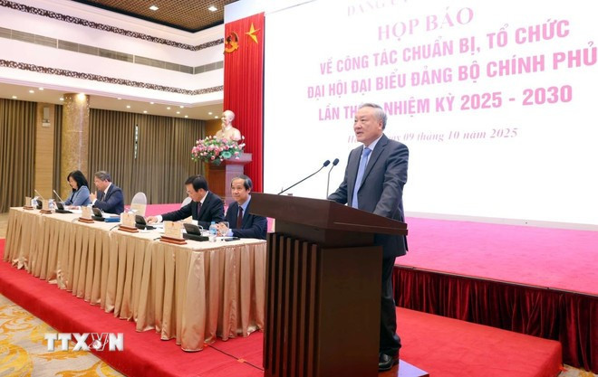 El viceprimer ministro permanente Nguyen Hoa Binh. (Foto: VNA) tinh-gon-bo-may-1210-3.jpg