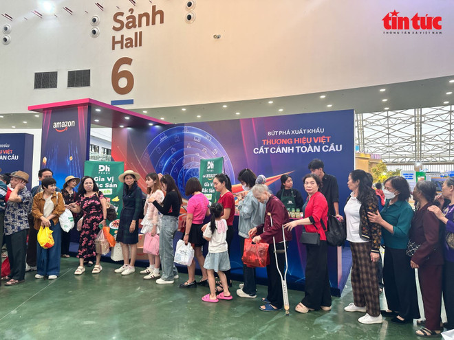 El público puede recoger sus entradas directamente en las taquillas designadas o reservarlas a través del sistema en línea. (Foto: VNA) dienanh-9.jpg