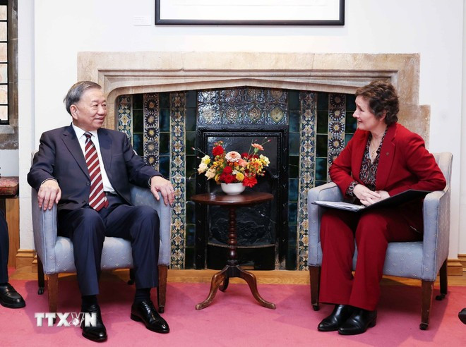 El secretario general del Partido Comunista de Vietnam, To Lam, y la rectora la Universidad de Oxford, Irene Tracey. (Foto: VNA) tong-bi-thu-to-lam-phat-bieu-chinh-sach-tai-dai-hoc-oxford-14.jpg