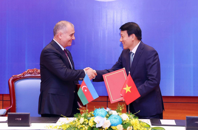 El ministro de Seguridad Pública de Vietnam, general Luong Tam Quang, (derecha) y el jefe del Servicio de Seguridad del Estado de Azerbaiyán, coronel general Ali Naghiyev. (Foto: VNA) vna-potal-cong-uoc-ha-noi-bo-truong-cong-an-tiep-giam-doc-an-ninh-quoc-gia-azerbaijan-8364154.jpg
