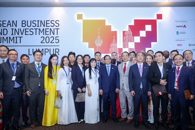 El primer ministro de Vietnam, Pham Minh Chinh, con participantes en el diálogo de alto nivel celebrado en el marco de la Cumbre de Negocios e Inversión de la ASEAN 2025 (ABIS). (Foto: VNA) vna-potal-asean-47-thu-tuong-tham-du-phien-doi-thoai-cap-cao-tai-hoi-nghi-thuong-dinh-kinh-doanh-va-dau-tu-asean-8364099.jpg