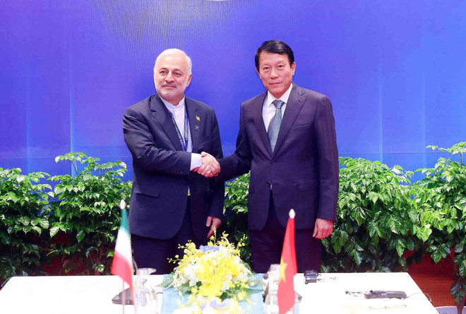 El ministro de Seguridad Pública de Vietnam, general Luong Tam Quang, (derecha) y el viceministro de Relaciones Exteriores de Irán para Asuntos Consulares, Parlamentarios y de Iranianos en el Exterior, Vahid Jalalzadeh. (Foto: VNA) vna-potal-bo-truong-bo-cong-an-tiep-thu-truong-bo-ngoai-giao-phu-trach-lanh-su-quoc-hoi-van-de-nguoi-iran-8364267.jpg
