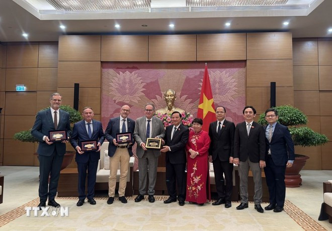 pho-chu-tich-quoc-hoi-nguyen-khac-dinh-tiep-doan-nhom-nghi-si-huu-nghi-phap-viet-1809-2.jpg