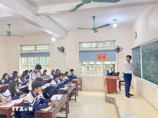 Clase de Química en la escuela secundaria Nghi Xuan. (Foto: VNA) 3009-ha-tinh-giao-duc.jpg