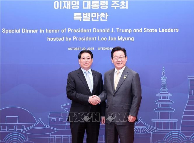 El presidente de Vietnam, Luong Cuong, y su homólogo del Corea del Sur, Lee Jae Myung, en la cena oficial en Semana de Alto Nivel del APEC. (Foto: VNA) cntok.jpg