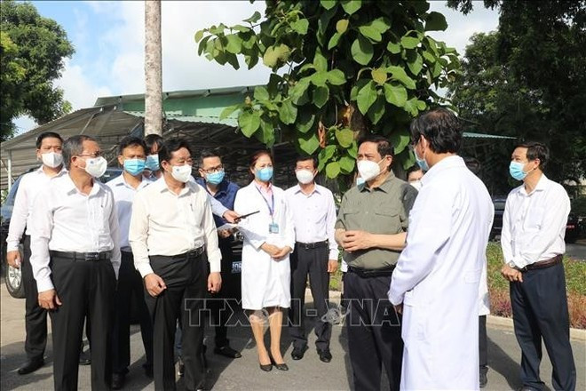 Una delegación gubernamental encabezada por el primer ministro Pham Minh Chinh inspecciona las labores de prevención y tratamiento de la COVID-19 en el Hospital General de Binh Duong el 27 de junio de 2021. (Foto: VNA) thu-tuong-lam-viec-tai-binh-duong-27621c.jpg