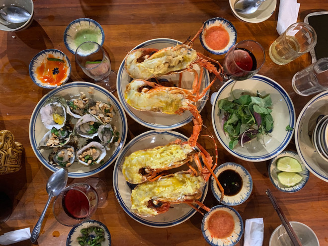 Atractivos platos de marisco preparados por gente de la aldea turística de Vinh Hy (Fuente: VNA) vna_potal_du_lich_viet_nam_kham_pha_lang_du_lich_vinh_hy_-_ninh_thuan_7474493.jpg