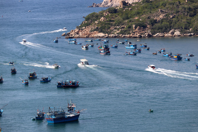 Barcos de pasajeros que viajan por la bahía de Vinh Hy (Fuente: VNA) vna_potal_du_lich_viet_nam_kham_pha_lang_du_lich_vinh_hy_-_ninh_thuan_7474486.jpg