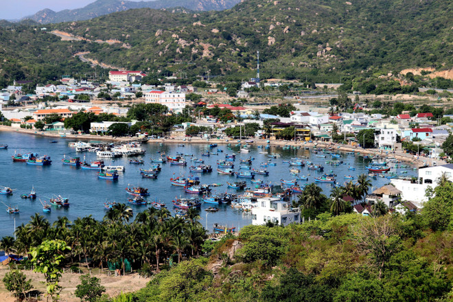 El pueblo turístico de Vinh Hy está situado a orillas de una romántica bahía (Fuente: VNA) vna_potal_du_lich_viet_nam_kham_pha_lang_du_lich_vinh_hy_-_ninh_thuan_7474485.jpg