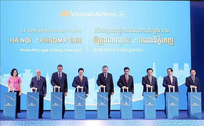El presidente To Lam y los delegados en la ceremonia de apertura del vuelo directo Hanoi - Phnom Penh (Fuente: VNA) uuid=E8E06CF5-43BE-4CFF-8257-9A641F907094&library=1&type=1&mode=1&loc=true&cap=true.jpg