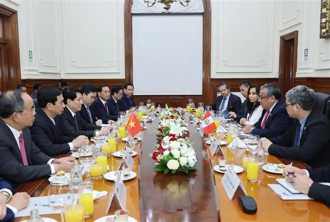 El presidente vietnamita, Luong Cuong, se reunió con el titular del Consejo de Ministros, Gustavo Adrianzén. (Fuente: VNA) vna_potal_chu_tich_nuoc_luong_cuong_hoi_kien_chu_tich_hoi_dong_bo_truong_peru_7702814.webp