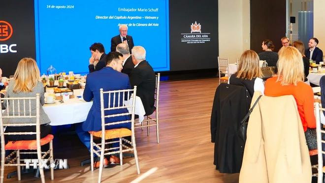 El embajador Mario Schuff, Director del Capítulo Vietnam y Asesor de la Cámara del Asia, habla en el evento. (Foto: VNA) 1508vietnamargentina-8050.jpg.webp