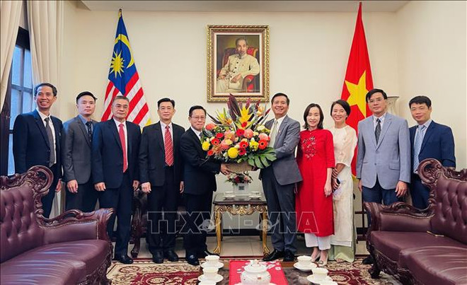 El mismo día, el Embajador de Laos en Malasia, Thepthavone, visita la sede diplomática de Vietnam en Kuala Lumpur. (Foto: VNA) malaysia-290824-1.jpg