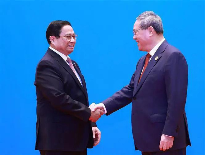El primer ministro vietnamita, Pham Minh Chinh, y su homólogo chino, Li Qiang. (Fuente:VNA) vna_potal_thu_tuong_pham_minh_chinh_du_hoi_nghi_thuong_dinh_hop_tac_tieu_vung_me_cong_mo_rong_lan_thu_8_7690911.webp