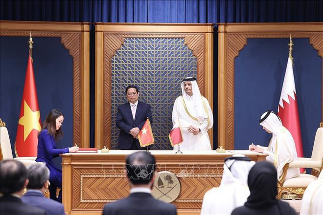 El primer ministro vietnamita, Pham Minh Chinh, y su homólogo qatarí, Jeque Mohammed bin Abdulrahman bin Jasim Al-Thani, presenciaron la ceremonia de firma de un Memorando de Cooperación entre las Academias Diplomáticas de las Cancillerías de los dos países. (Fuente:VNA) hình_ảnh (76).jpg