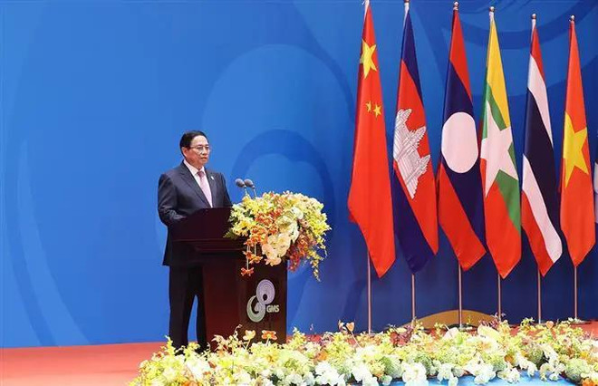El primer ministro vietnamita, Pham Minh Chinh, habla en la octava Cumbre de Cooperación de la Subregión del Gran Mekong. (Fuente: VNA) vna_potal_thu_tuong_pham_minh_chinh_du_phien_toan_the_hoi_nghi_thuong_dinh_hop_tac_tieu_vung_me_cong_mo_rong_gms_lan_thu_8_7691252.webp