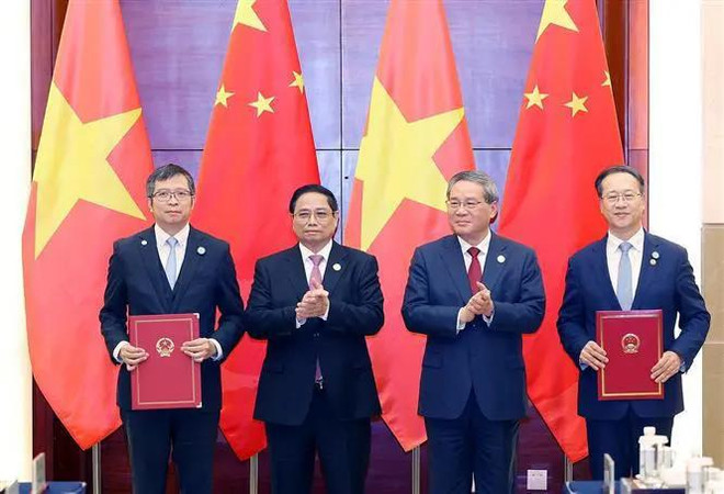 El primer ministro vietnamita, Pham Minh Chinh, se reúne con su homólogo chino, Li Qiang. (Fuente: VNA) vna_potal_thu_tuong_pham_minh_chinh_gap_thu_tuong_trung_quoc_ly_cuong_7691363.webp