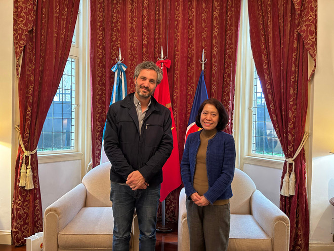 La embajadora de Vietnam en Argentina, Ngo Minh Nguyet, y Santiago Cafiero, excanciller y diputado de la provincia de Buenos Aires. (Fuente: VNA) 3 (24).jpg