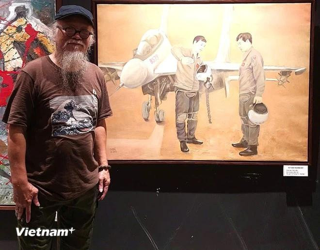 El pintor Ta Trong Tri con “Aprendiendo de la experiencia de vuelo” (Foto: Vietnam+) tr-6392.jpg.webp