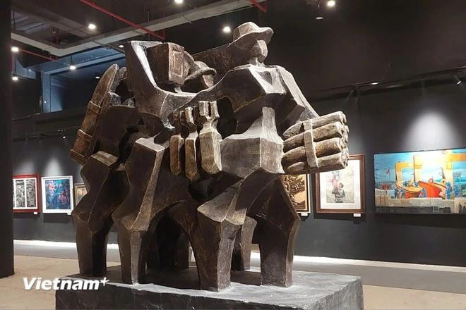 Escultura “Cruzando el pantano” de Do Thi Hong Hanh (Foto: Vietnam+) mt-6595.jpg.webp