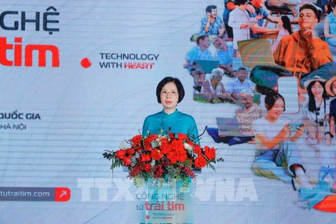 La directora general de la VNA, Vu Viet Trang, habla en el evento. (Fuente:VNA) 103922-le-trao-giai-va-trung-bay-giai-thuong-cong-nghe-tu-trai-tim-.jpg