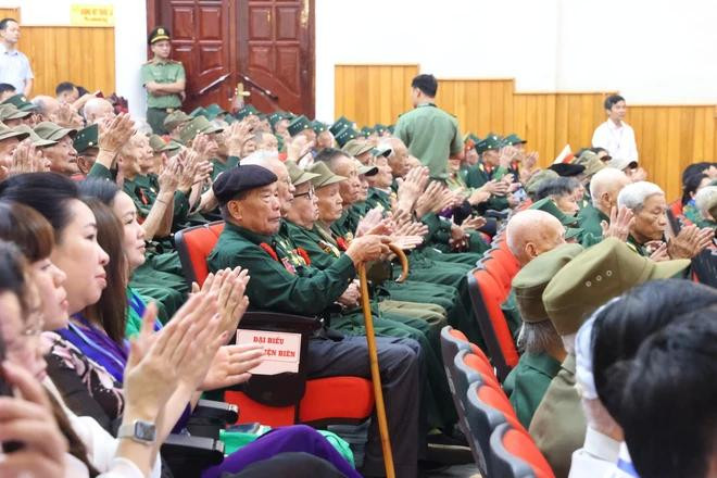 En la hazaña acontecida el 7 de mayo de 1954, el Ejército y el pueblo vietnamitas lograron un milagro “estremecedor” cuando destruyeron el grupo de fortalezas de Dien Bien Phu, consideradas “fortalezas inexpugnables”, el orgullo de las fuerzas expedicionarias francesas en Indochina. (Fuente:Vietnamplus) dienbien-3485.jpg.webp
