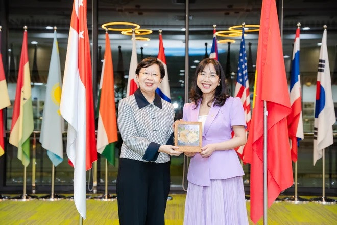Profesora Lily Kong y Le Mai Lan, presidenta del Consejo Universitario de VinUni. (Foto: Vietnam+) hne-8220-7015 ok.jpg