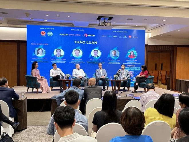 Los participantes comparten experiencias para desarrollar el comercio electrónico. (Foto: Vietnam+) 5749-1906.jpg (1).webp