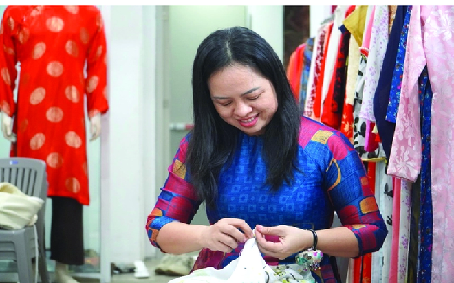 La señora Doan Thi Nguyet ajusta el Ao dai (Fuente: VNA) ao_dai_2.png