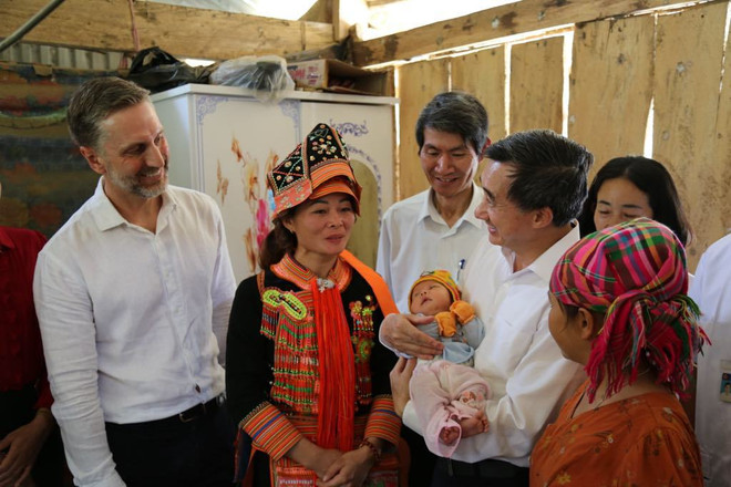 El representante del Fondo de Población de las Naciones Unidas (UNFPA) en Vietnam, Matt Jackson, con habitantes de la comuna de Mu Sang, distrito de Phong Tho, provincia de Lai Chau. (Fuente:UNFPA Vietnam) UNFPA_Representative2.jpg