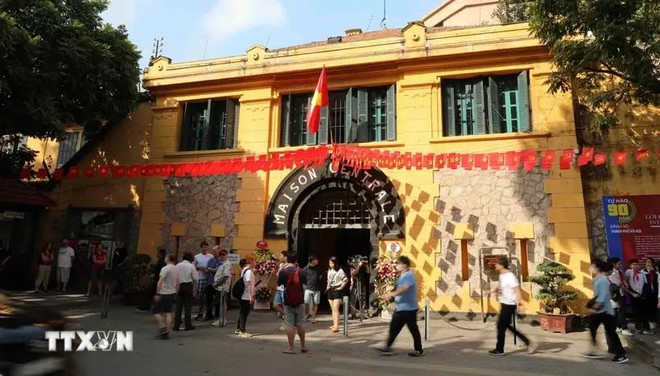 Visitentes en la prisión de Hoa Lo. (Fuente:VNA) 4-9622.webp