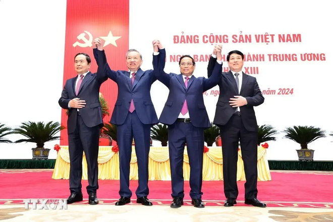 De izquierda a derecha: el titular de la Asamblea Nacional, Tran Thanh Man; el secretario general del PCV y presidente del país, To Lam; el primer ministro, Pham Minh Chinh; y el miembro permanente del Secretariado del Comité Central del PCV, Luong Cuong. (Foto: VNA) Untitled.png