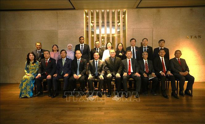El vicepresidente de la Asamblea Nacional de Vietnam Nguyen Khac Dinh (quinto, desde la izquierda), el subtitular del Senado Nur Jazlan Bin Tan Sri Mohamed (sexto, desde la izquierda) y los delegados se toman una foto de recuerdo. (Fuente:VNA) uuid=5EAE3F4F-629F-436D-BA7C-9EC231BC8F7F&library=1&type=1&mode=1&loc=true&cap=true.jpg