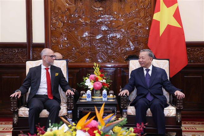 El presidente vietnamita, To Lam, recibe a Shawn Steil, embajador de Ottawa en Hanoi. (Fuente:VNA) vna_potal_chu_tich_nuoc_to_lam_tiep_dai_su_canada___7518199.jpg